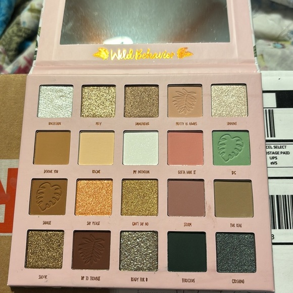 Be Bella Cosmetics Wild Behavior 20 Shade Eyeshadow Palette NWT - Picture 2 of 2